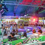 45. Brüggener Pfingstfest 2025 – Festbesucher mit Kindern beim Bummel durch den Markt