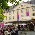 45. Brüggener Pfingstfest 2025 – Besucher beim Schlendern durch die Fußgängerzone