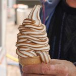 45. Brüggener Pfingstfest 2025 – gesellige Runde beim Essen und Trinken am Feststand