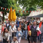 45. Brüggener Pfingstfest 2025 – Abendstimmung mit Lichterketten in der Fußgängerzone