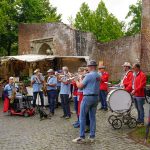 45. Brüggener Pfingstfest 2025 – Publikum beim Konzert auf der Festbühne am Abend