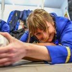 Altweiber Brüggen – kostümierte Möhnen beim Zug durch die Klosterstraße