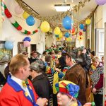 Bunte Kostüme beim Altweibertag Brüggen – Spaß und Gemeinschaft im Veedel