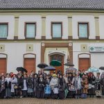 Altweibertag Brüggen – Feier vor der Burggemeindehalle mit Karnevalsstimmung