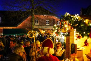 Weihnachtsstände beim Borner Weihnachtsdorf 2024 am Kirchplatz in Born bei Brüggen