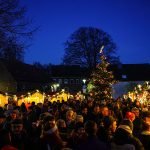 Gemütliche Stimmung mit Lichtern und Besuchern beim Borner Weihnachtsdorf 2024