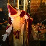 Besucher schlendern über das Borner Weihnachtsdorf 2024 in Born bei Brüggen