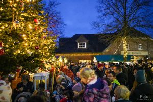 Stimmungsvolle Abendatmosphäre beim Borner Weihnachtsdorf 2025 in Brüggen