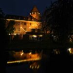 Brüggener Burgweihnacht 2023 – Publikum vor der Bühne im Burginnenhof am zweiten Abend