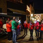 Brüggener Burgweihnacht 2024 – Besucher genießen Glühwein vor der historischen Burgkulisse