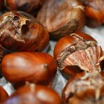 Brüggener Burgweihnacht 2024 – Besucher schlendern an festlich dekorierten Marktständen vorbei