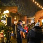 Brüggener Burgweihnacht 2024 – Musikgruppe bei Auftritt im Burginnenhof