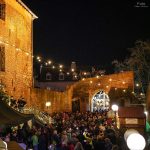 Brüggener Burgweihnacht 2025 – Weihnachtsmarkt-Atmosphäre bei Nacht an der beleuchteten Burg