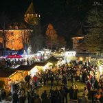 Brüggener Burgweihnacht 2025 – Familien schlendern an dekorierten Ständen entlang