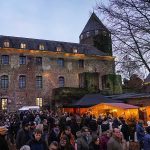 Brüggener Burgweihnacht 2025 – Blick auf die historische Burg mit Weihnachtsmarkt im Vordergrund