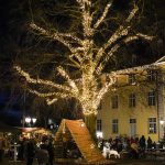 Brüggener Burgweihnacht 2025 – Besucher schlendern durch die festlich beleuchtete Burganlage