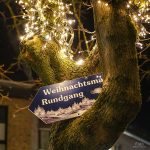 Brüggener Burgweihnacht 2025 – Blick auf die Burg Brüggen bei Abenddämmerung mit Weihnachtsbeleuchtung