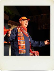 Büttenredner beim Kirchenchor-Büttenabend Born – lokaler Humor über Vereinsleben und Dorfgeschichten