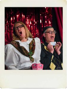 Auftritt beim Büttenabend des Kirchenchors Cäcilia Born – Büttenredner auf der Bühne im Pfarrheim Born