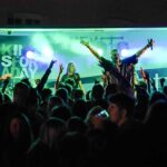 Brüggener Pfingstfest 2023 – Besucher beim Shoppen an den Marktständen