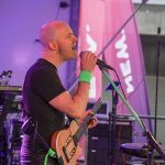 Brüggener Pfingstfest 2024 – Blick auf die Bühne mit Musikact am Abend