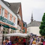 Brüggener Pfingstfest 2024 – Abendveranstaltung mit Band und Publikum auf der Bühne