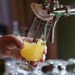 Redner beim Büttenvortrag bei der Seniorensitzung Bracht 2025