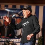 Fröhliche Senioren beim Schunkeln in Bracht 2025