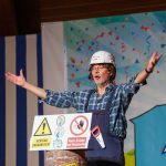 Zuschauer applaudieren beim Seniorenkarneval Bracht 2025