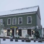 Ältere Gäste feiern gemeinsam die Seniorenkarnevalssitzung in Brüggen 2024