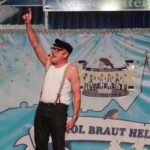 Gruppe älterer Besucher feiert Karneval in Brüggen 2024